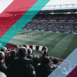 Voyage 2 nuits avec match Liverpool contre Aston Villa à Anfield, logo Liverpool en haut à gauche, couleurs Aston Villa en bas à droite.