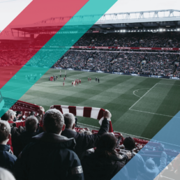 Voyage 2 nuits avec match Liverpool contre Manchester City à Anfield, logo Liverpool en haut à gauche, couleurs Manchester City en bas à droite.