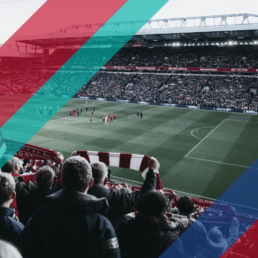 Voyage 2 nuits avec match Liverpool contre Crystal Palace à Anfield, logo Liverpool en haut à gauche, couleurs Crystal Palace en bas à droite.