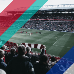 Voyage 2 nuits avec match Liverpool contre Everton à Anfield, logo Liverpool en haut à gauche, couleurs Everton en bas à droite.