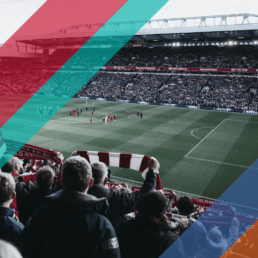 Voyage 2 nuits avec match Liverpool contre Ipswich Town à Anfield, logo Liverpool en haut à gauche, couleurs Ipswich Town en bas à droite.