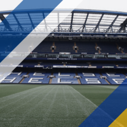 Voyage 2 nuits avec match Chelsea contre Leicester à Stamford Bridge, logo Chelsea en haut à gauche, couleurs Leicester en bas à droite.