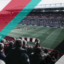 Voyage 2 nuits avec match Liverpool contre Newcastle à Anfield, logo Liverpool en haut à gauche, couleurs Newcastle en bas à droite.