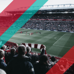 Voyage 2 nuits avec match Liverpool contre Southampton à Anfield, logo Liverpool en haut à gauche, couleurs Southampton en bas à droite.