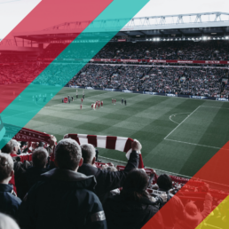 Voyage 2 nuits avec match Liverpool contre Manchester United à Anfield, logo Liverpool en haut à gauche, couleurs Manchester United en bas à droite.