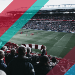 Voyage 2 nuits avec match Liverpool contre West Ham à Anfield, logo Liverpool en haut à gauche, couleurs West Ham en bas à droite.